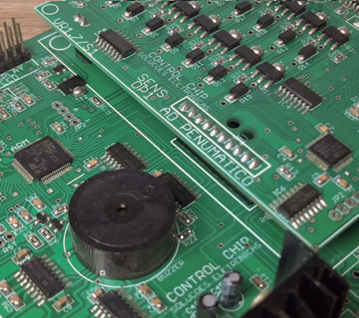 Placa Eletrônica da ControlChip com diversos pads sem componentes e alguns ja com os componentes smd soldados.