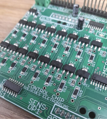 Placa Eletrônica da ControlChip com diversos componentes eletrônicos SMD soldados. 
