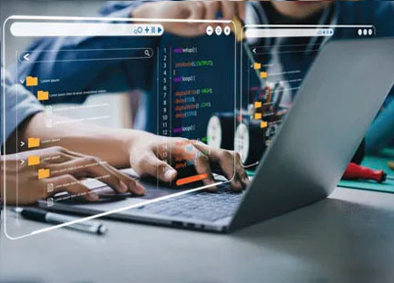 Engenheiro integrando firmware e hardware eletrônico em bancada