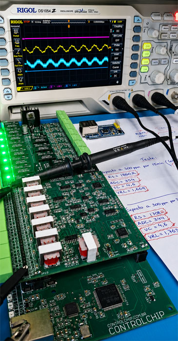 Desenvolvimento de hardware eletrônico sendo feito em bancada com osciloscopio