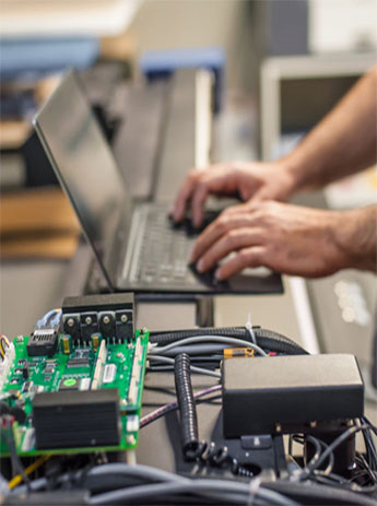 Engenheiro trabalhando no desenvolvimento de hardware em campo na indústria