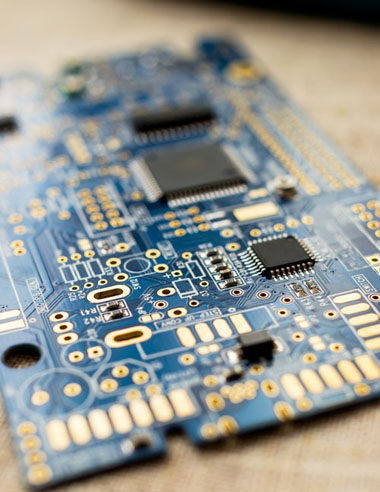 Placas eletrônicas sendo embaladas em uma caixa de papelão para envio ao cliente