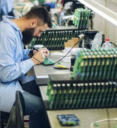 Fabricante de placas eletrônicas com ontagem sendo feita por um homem